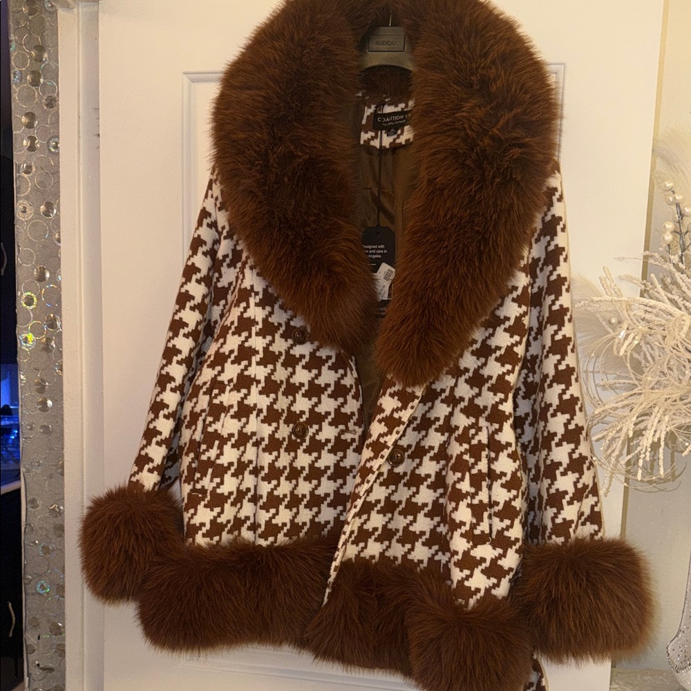 Elegant Houndstooth Cape with Faux Fur Trim